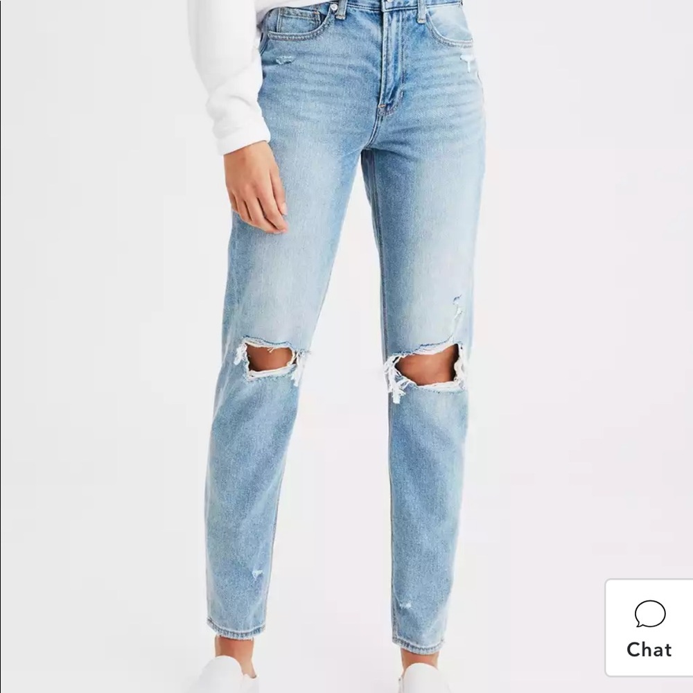 AMERICAN EAGLE DISTRESSED MOM JEANS